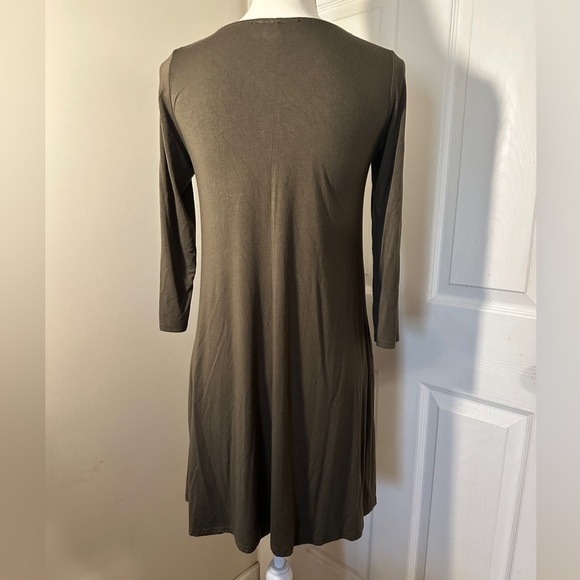 Lulu’s olive green dress. - Picture 2 of 7